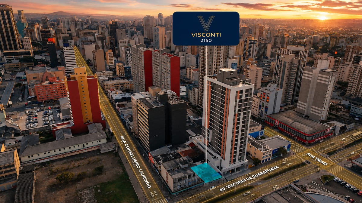Vista aérea do Centro de Curitiba ao entardecer com o terreno do Visconti 2150 em destaque na Av. Visconde de Guarapuava, entre a Rua Conselheiro Laurindo e a Rua Tibagi